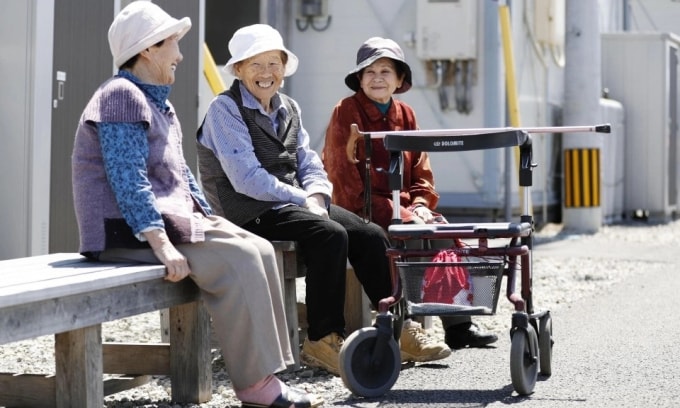 Người cao tuổi trên đường phố Mashiki, tỉnh Kumamoto, Nhật Bản. Ảnh: Kyodo