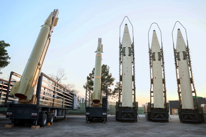 Loạt tên lửa trong triển lãm về thành tựu quốc phòng của Iran ở Tehran hồi năm 2023. Ảnh: Reuters