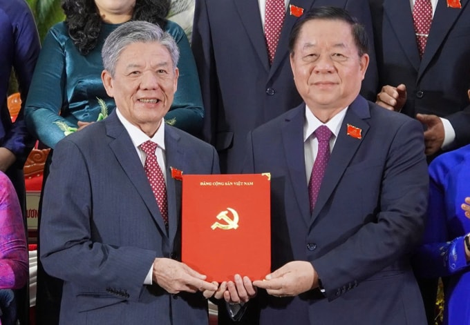 Ông Nguyễn Trọng Nghĩa, Trưởng ban Tuyên giáo và Dân vận trung ương, trao quyết định cho Tân Bí thư tỉnh ủy Đồng Tháp Ngô Chí Cường. Ảnh: Hoàng Nam