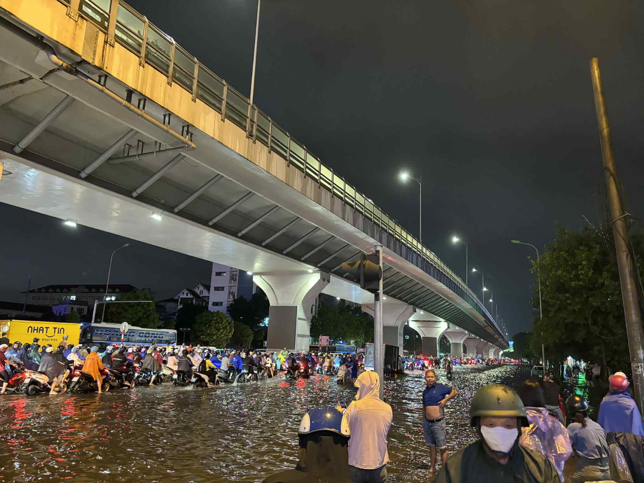 Xuyên đêm trên đường vì mưa ngập