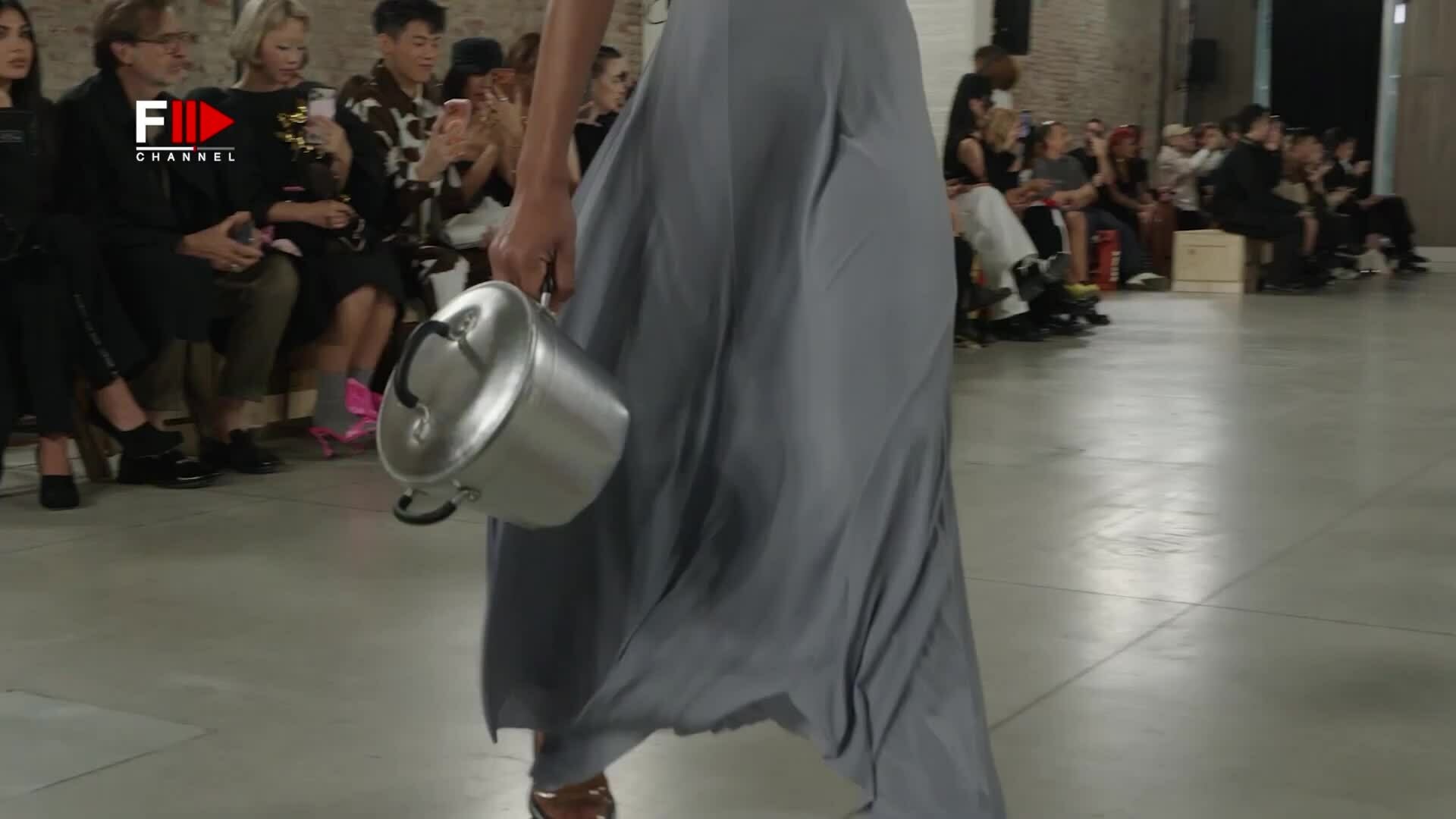 Show Moschino Xuân Hè 2026