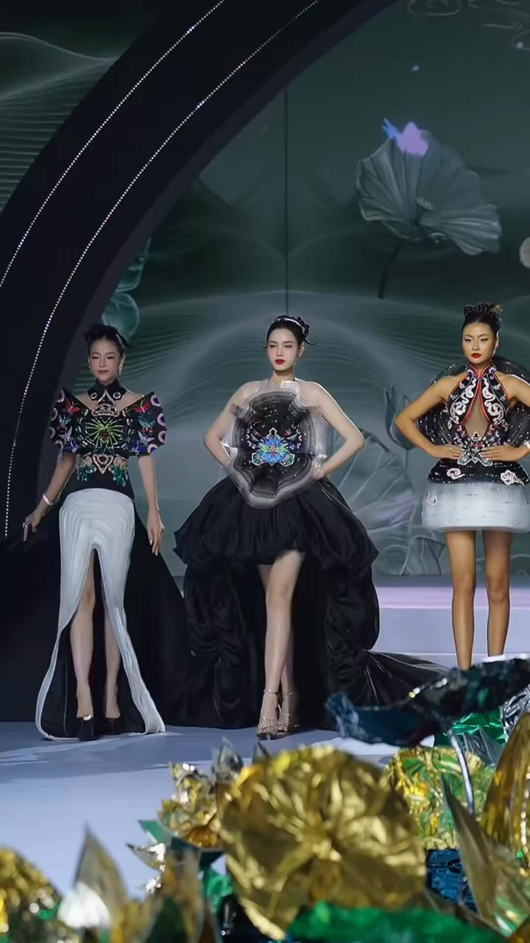 Ba hoa hậu đình đám cùng diễn vedette