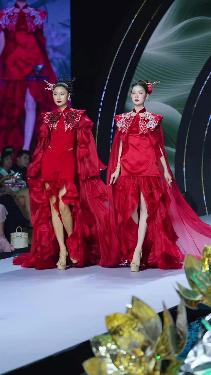 Hoa hậu Phương Linh, Quế Anh catwalk đôi