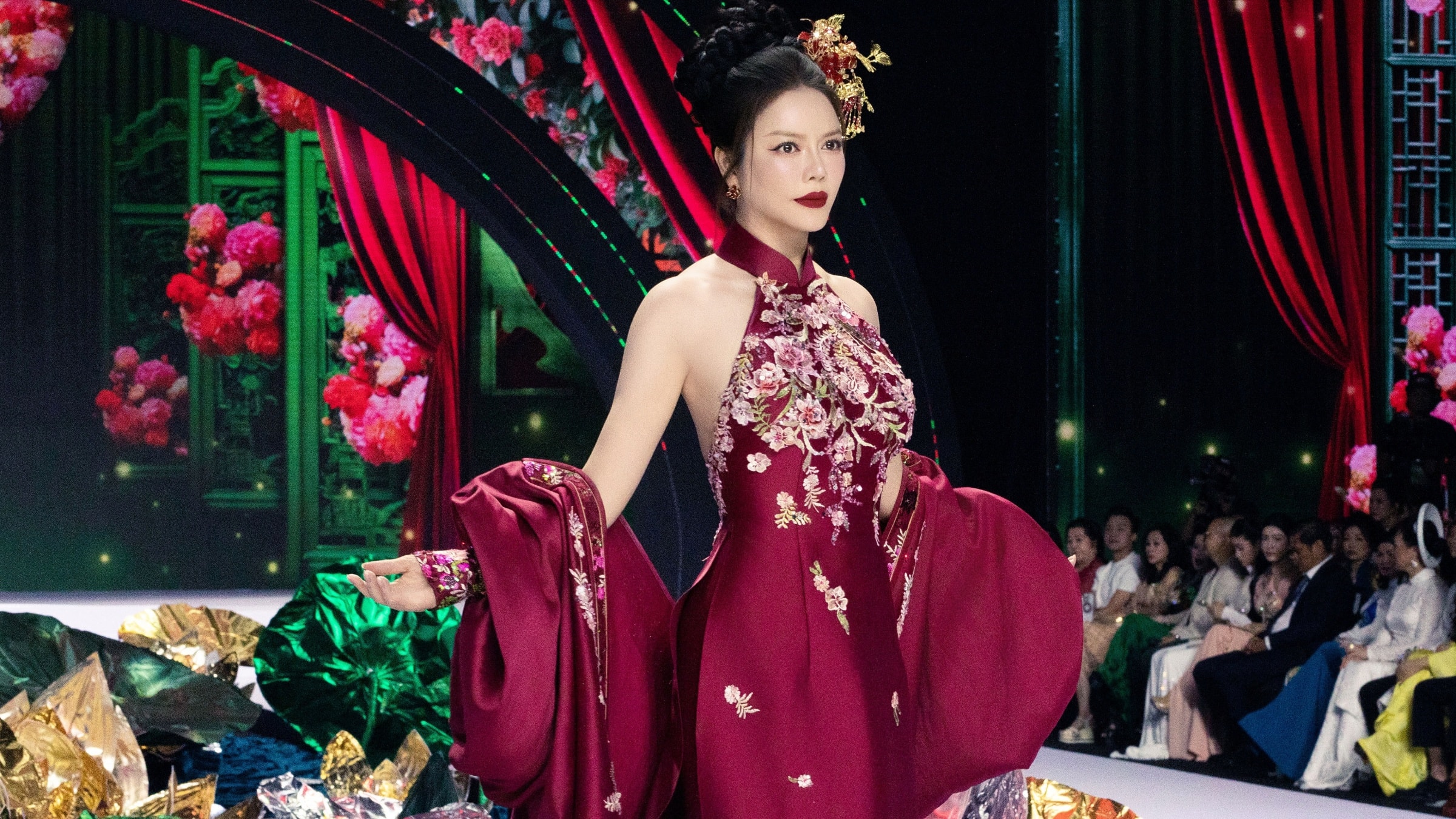 Lý Nhã Kỳ diễn thời trang cùng dàn sao gạo cội