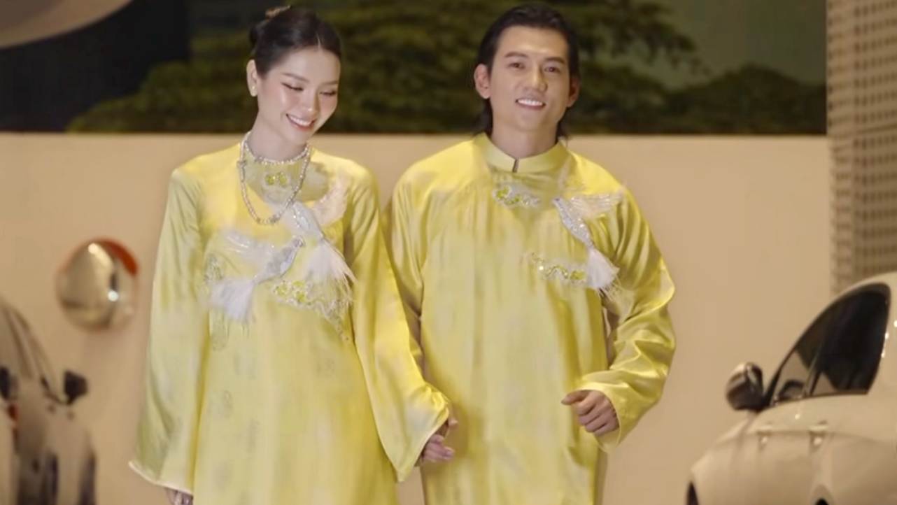 Vợ chồng Phương Trinh Jolie diện áo dài đồng điệu dự show thời trang
