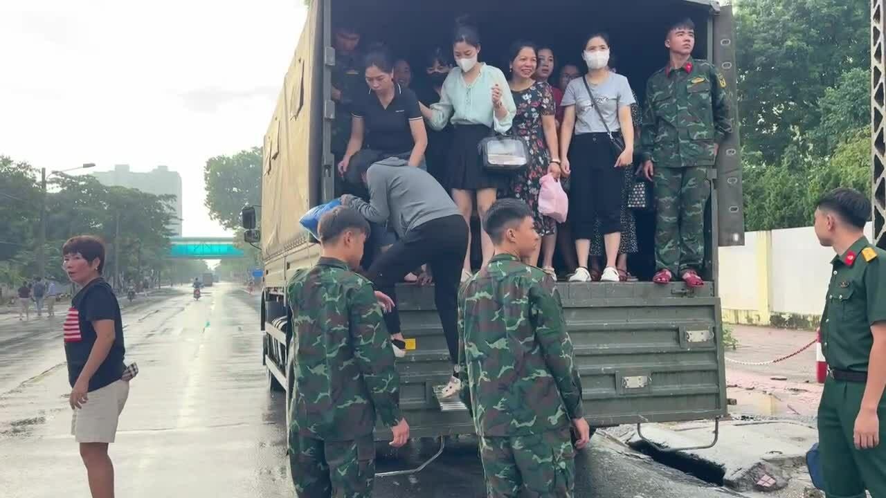 Chiến sĩ đưa người dân qua điểm ngập