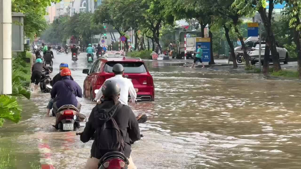 Nút giao Mai Dịch bắt đầu ùn tắc