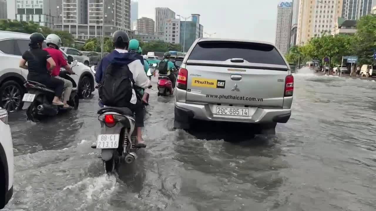 Phương tiện lưu thông qua nút giao Mai Dịch sáng 1/10