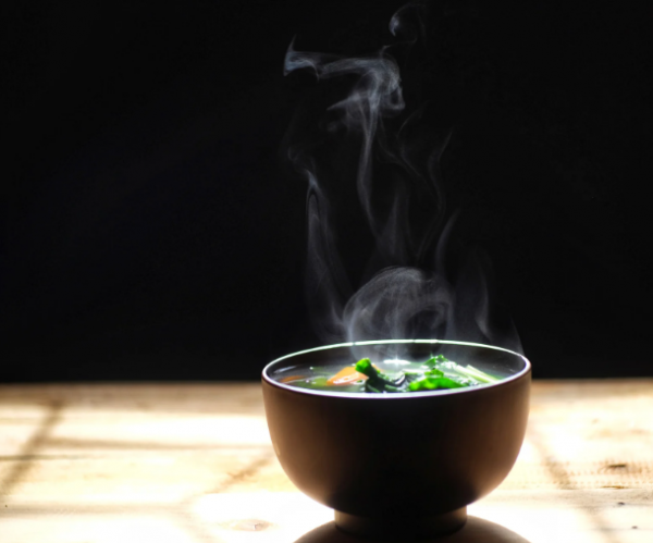 Bé trai 2 tuổi suýt tử vong sau khi ăn súp nóng - Ảnh 1.