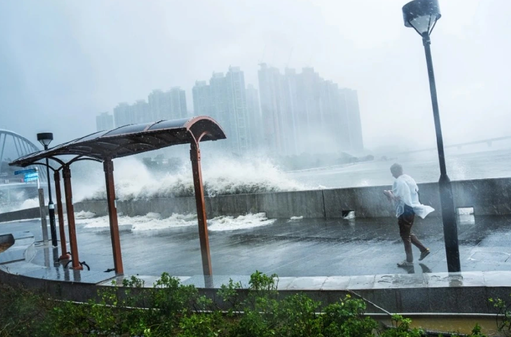 Biển Đông lại đón cơn bão mới. (Ảnh: Bloomberg)