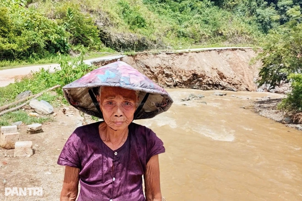 Miền Trung bão chồng bão: “Nhà mất, nợ còn, không biết bắt đầu lại từ đâu” - 3