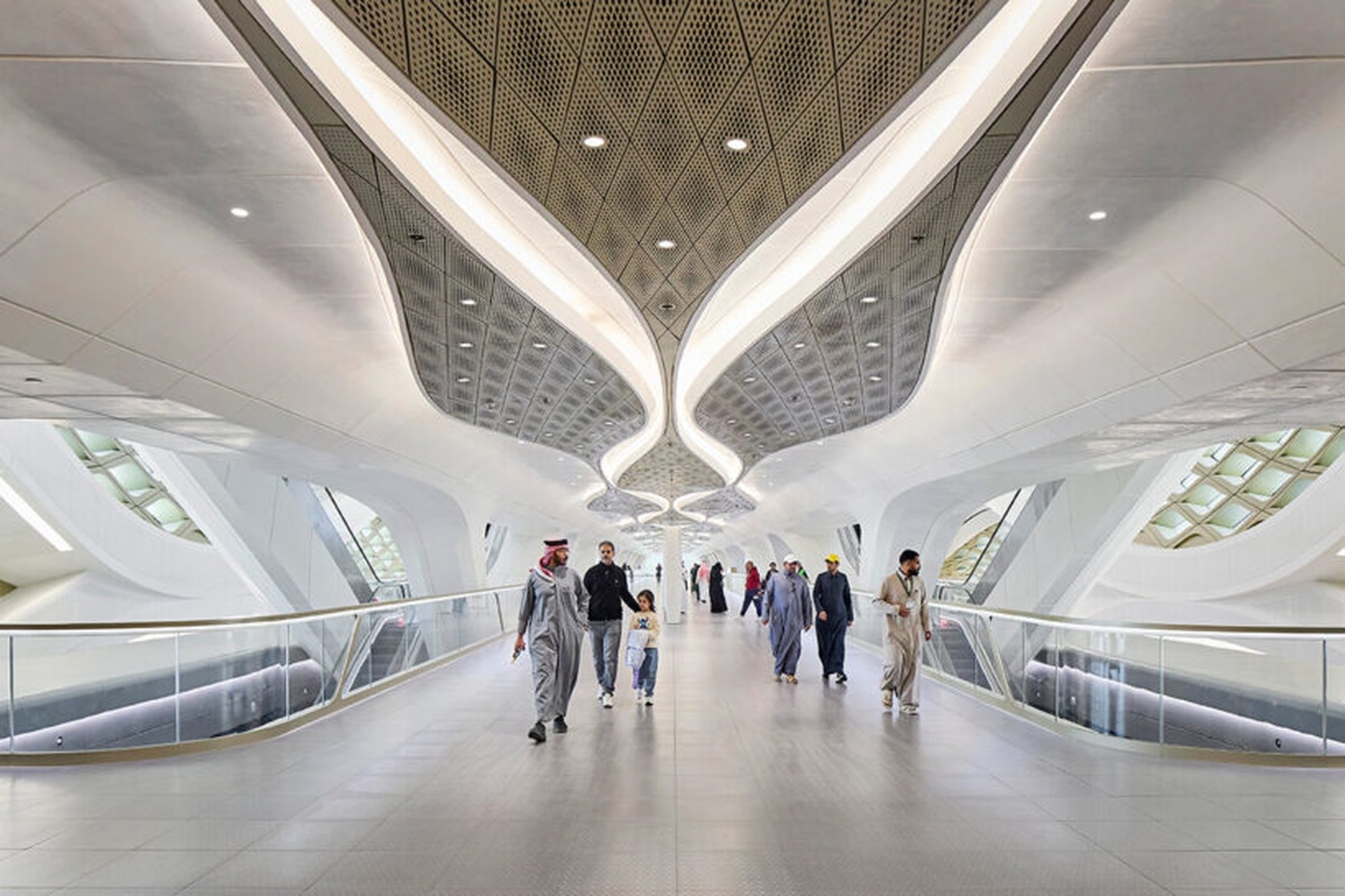 Chuyến tàu điện xa hoa bậc nhất thế giới ở Saudi Arabia, vé chỉ 1 USD - 8