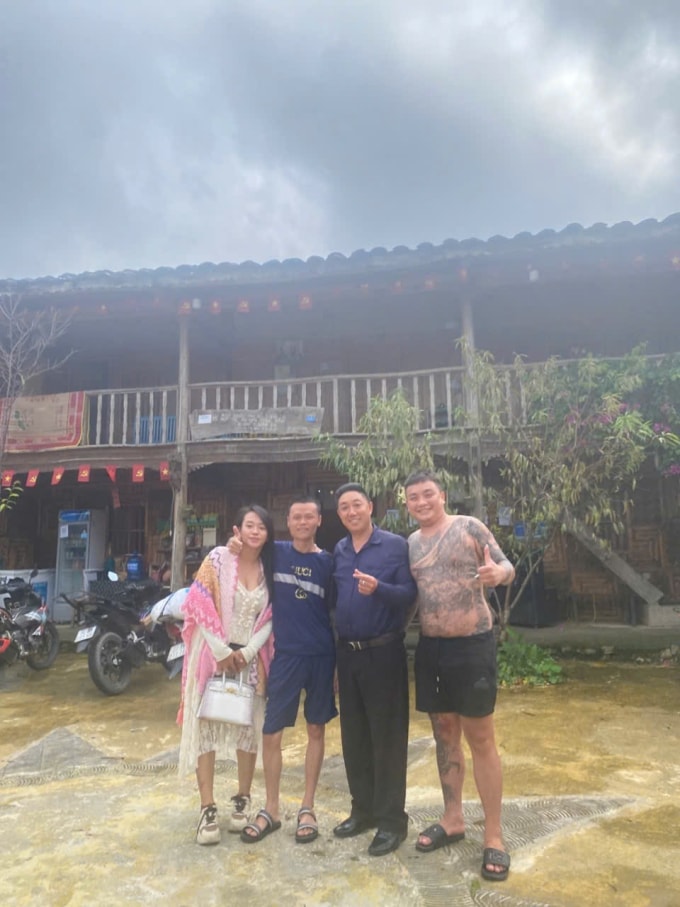 Anh Gai (thứ hai bên phải) chụp ảnh cùng nhóm khách mắc kẹt. Ảnh: NVCC