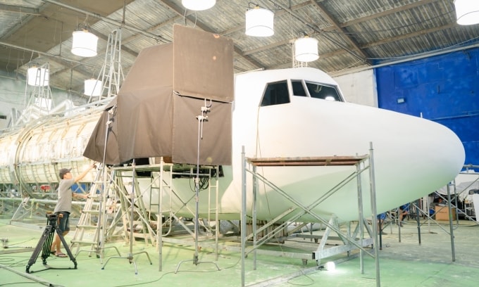 Khoang máy bay được lắp ráp trong phim trường với phông xanh. Ảnh: Thanh Huyền