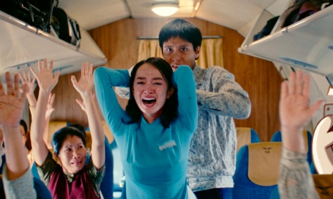 Cảnh tiếp viên Trinh (Kaity Nguyễn) bị không tặc (Bảo Định)