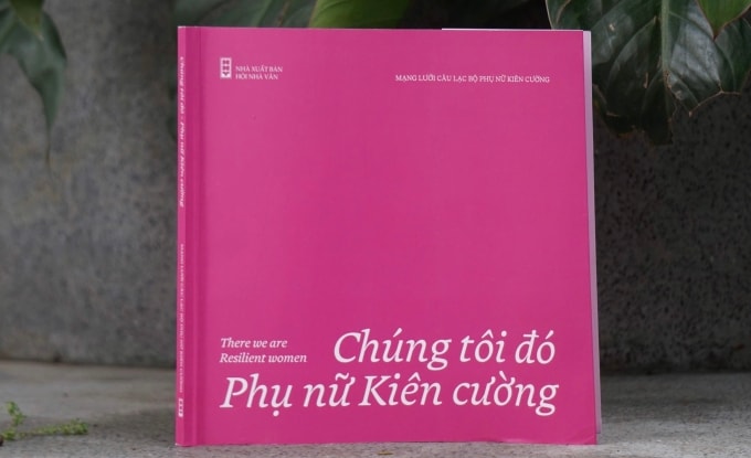 Ấn phẩm do Mạng lưới Câu lạc bộ Phụ nữ kiên cường phối hợp Bảo tàng Phụ nữ Việt Nam, Nhà Xuất bản Hội Nhà văn và Câu lạc bộ Nhiếp ảnh Ánh sáng số (DLA) thực hiện. Bản song ngữ được ra mắt hôm 1/10 tại Hà Nội. Ảnh: Ban tổ chức cung cấp