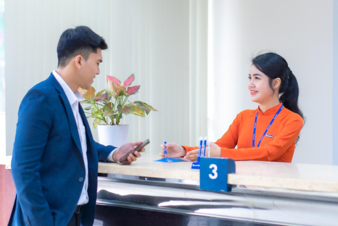 Nhân viên nhà băng giới thiệu gói vay 40.000 tỷ cho khách hàng. Ảnh: Sacombank