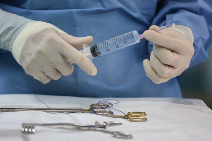 Nhân viên y tế điều trị người bệnh. Ảnh: Quỳnh Trần
