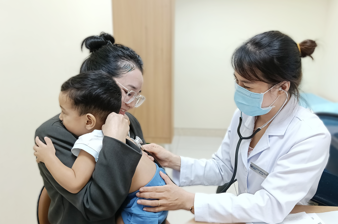 BS CKI. Ngô Hà Lệ Chi, Khoa Nhi, Bệnh viện Đa khoa Tâm Anh TP HCM khám cho bé trai 14 tháng tuổi có triệu chứng sốt, ho, sổ mũi. Ảnh: Khánh Hòa