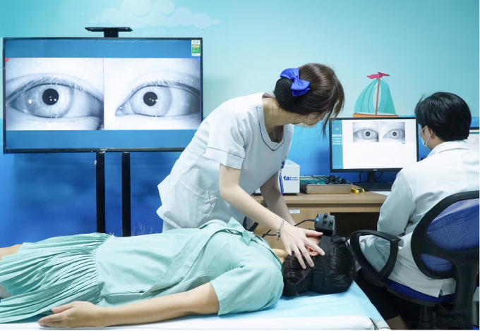 Bác sĩ Duy kiểm tra chức năng tiền đình cho chị Nga. Ảnh: Bệnh viện Đa khoa Tâm Anh