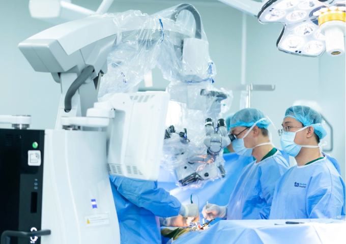 Bác sĩ Sĩ (giữa) cùng êkíp phẫu thuật cho chị Nga. Ảnh: Bệnh viện Đa khoa Tâm Anh