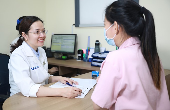Bác sĩ Thư giải thích kết quả xét nghiệm cho người bệnh. Ảnh: Phòng khám Đa khoa Tâm Anh Quận 7