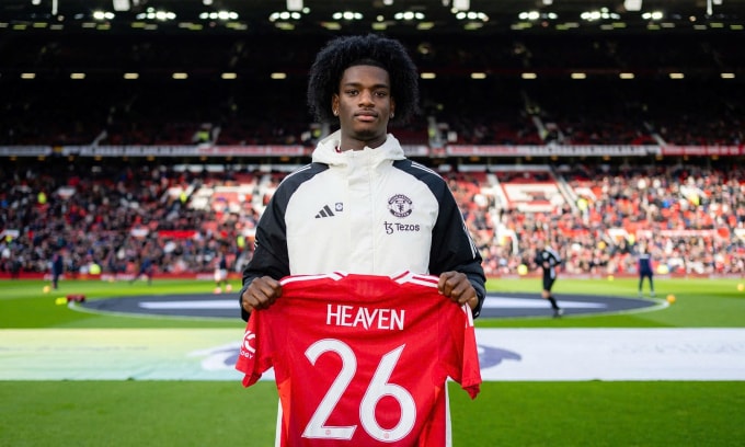 Trung vệ Ayden Heaven ra mắt Man Utd trên sân Old Trafford, ngày 2/2/2025. Ảnh: ManUtd