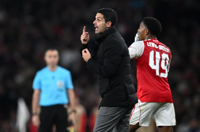 HLV Mikel Arteta (áo đen) chỉ đạo trong trận Arsenal Olympiakos 2-0 ở lượt hai Champions League trên sân Emirates, London, Anh ngày 1/10/2025. Ảnh: Arsenal FC