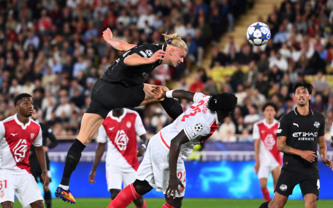 Erling Haaland đánh đầu nâng tỷ số lên 2-1. Ảnh: Reuters