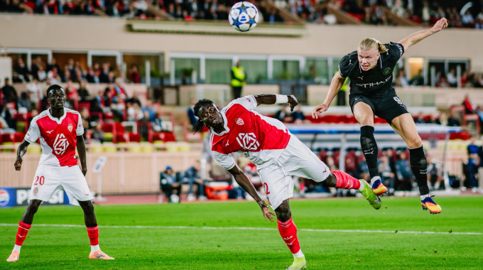 Erling Haaland đánh đầu nâng tỷ số lên 2-1, trong trận Man City hòa Monaco 2-2 ở lượt hai Champions League trên sân Louis II, quận Fontvieille, Monaco, Pháp ngày 1/10/2025. Ảnh: Man City