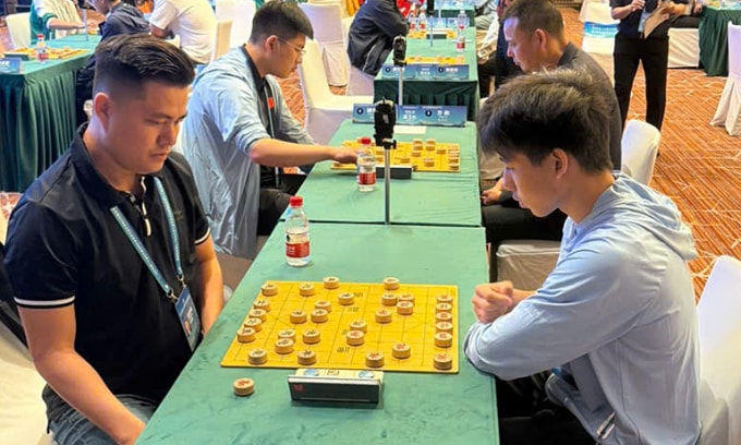Kỳ thủ Việt Nam, Lại Lý Huynh (trái) trong một ván đấu tại giải cờ tướng vô địch thế giới 2025 tại Thượng Hải, nơi anh lần đầu đăng quang và chấm dứt thế độc tôn 35 năm của Trung Quốc. Ảnh: Trần Ngọc Long