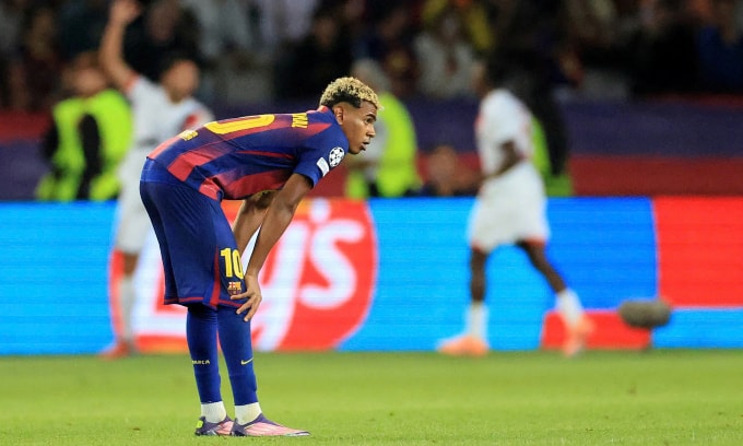 Yamal thất vọng sau khi PSG ghi bán ấn định thắng lợi 2-1 trước Barca trên sân Olimpic Lluis Companys, thành phố Barcelona, Tây Ban Nha tối 1/10/2025. Ảnh: Reuters