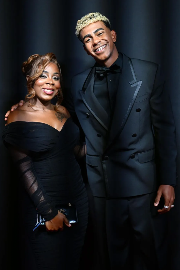 Lamine Yamal và mẹ Sheila Ebana tại lễ trao giải Quả bóng vàng 2025. Ảnh: Cordon Press