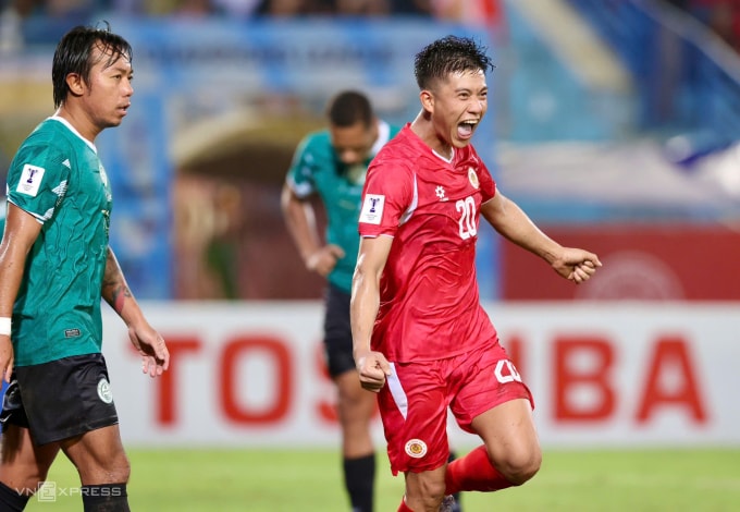 Phan Văn Đức (phải) mừng bàn ấn định tỷ số 3-0  cho Công an Hà Nội ở phút 89. Ảnh: Hoàng Huynh
