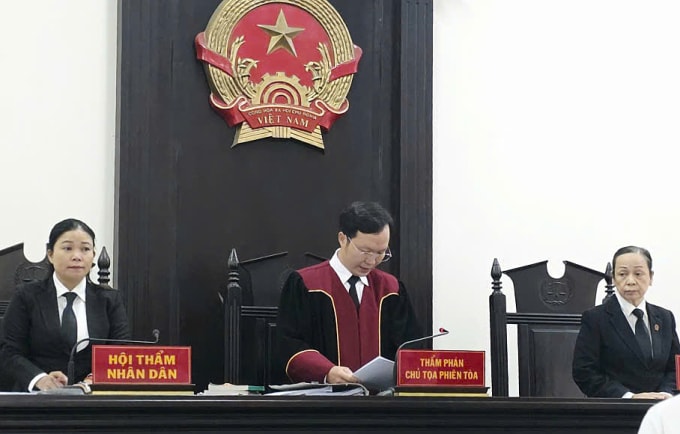HĐXX công bố bản án. Ảnh: Bình Nguyên