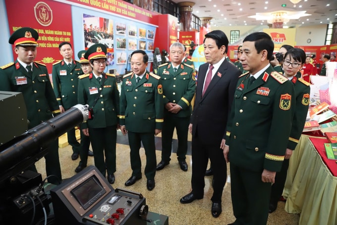 Chủ tịch nước Lương Cường, Bộ trưởng Quốc phòng Phan Văn Giang tham quan một số sản phẩm công nghiệp quốc phòng bên lề Đại hội. Ảnh: Hoàng Phong