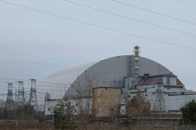 Vòm thép bao trùm lò phản ứng số 4 tại nhà máy điện hạt nhân Chernobyl ở tỉnh Kiev, Ukraine trong ảnh chụp hồi tháng 4. Ảnh: Reuters