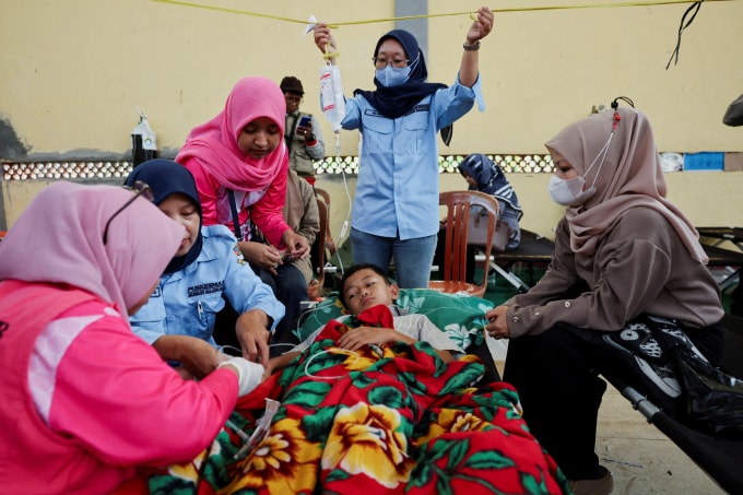 Một học sinh tiểu học ở Bandung, tỉnh Tây Java, điều trị vì ngộ độc sau khi dùng bữa trưa học đường miễn phí, ngày 25/9. Ảnh: Reuters
