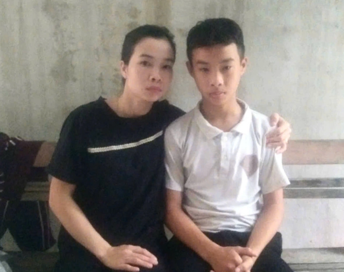 Thưởng và mẹ trong thời gian điều trị bệnh. Ảnh: Gia đình cung cấp