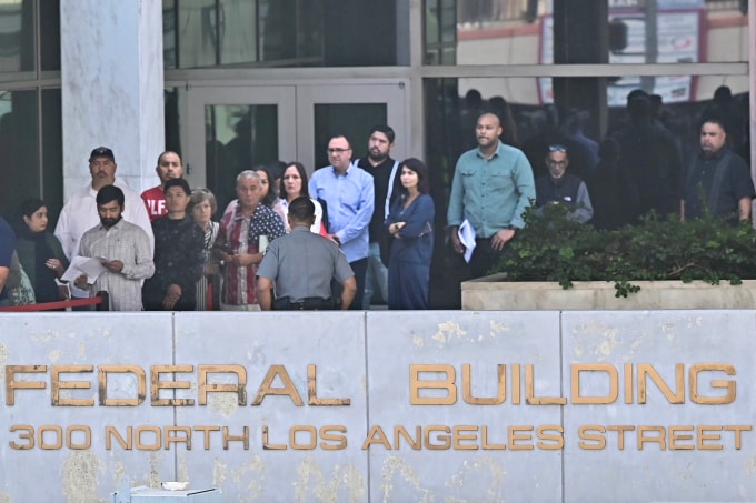 Người dân xếp hàng vào Tòa nhà Liên bang ở Los Angeles, bang California ngày 1/10. Ảnh: AFP