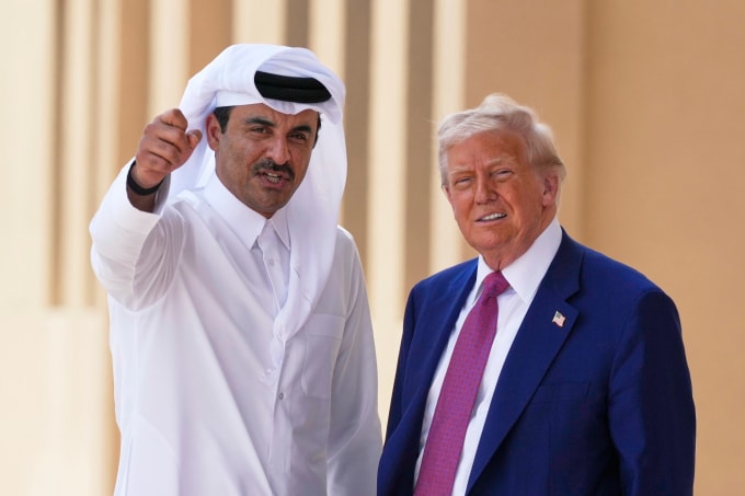 Quốc vương Qatar Tamim bin Hamad Al Thani và Tổng thống Mỹ Donald Trump (phải) tại Doha ngày 15/5. Ảnh: AP