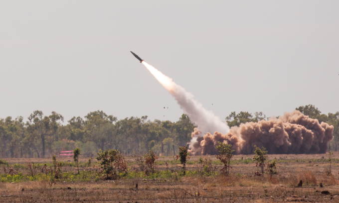 Pháo phản lực HIMARS Mỹ khai hỏa tên lửa ATACMS khi diễn tập tại Australia tháng 7/2023. Ảnh: US Army