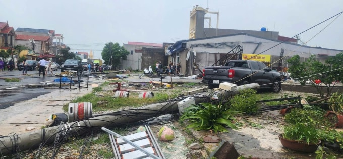 Lốc xoáy ở Hưng Yên sáng 29/9 làm 2 người chết, 9 người bị thương. Ảnh: Thái Bình news