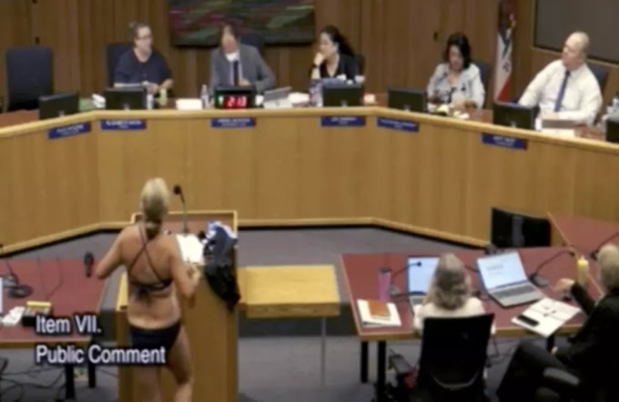 Beth Bourne cởi bỏ quần áo ngoài trước hội đồng học khu Davis, bang California hồi tháng 9. Ảnh: LA Times