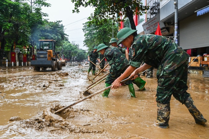 Người dân Lào Cai dọn dẹp bùn đất sau bão Bualoi. Ảnh: Giang Huy