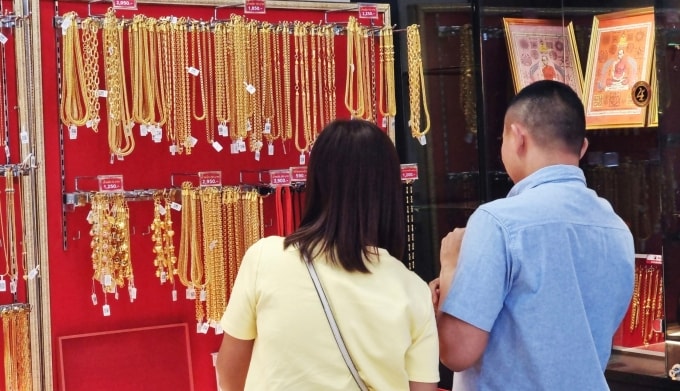 Khách mua trang sức vàng giả tại Thong Ek Jewelry, tỉnh Nonthaburi miền trung Thái Lan, ngày 1/10. Ảnh: Khaosod