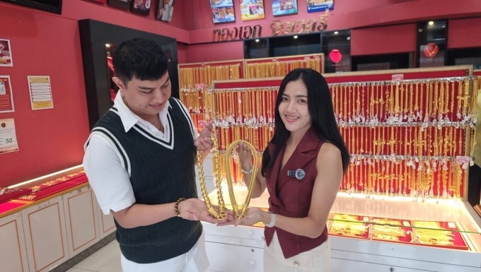 Inkwat Decharat và Juthamas, đôi vợ chồng chủ tiệm trang sức vàng giả nổi tiếng ở Nonthaburi. Ảnh: Khaosod