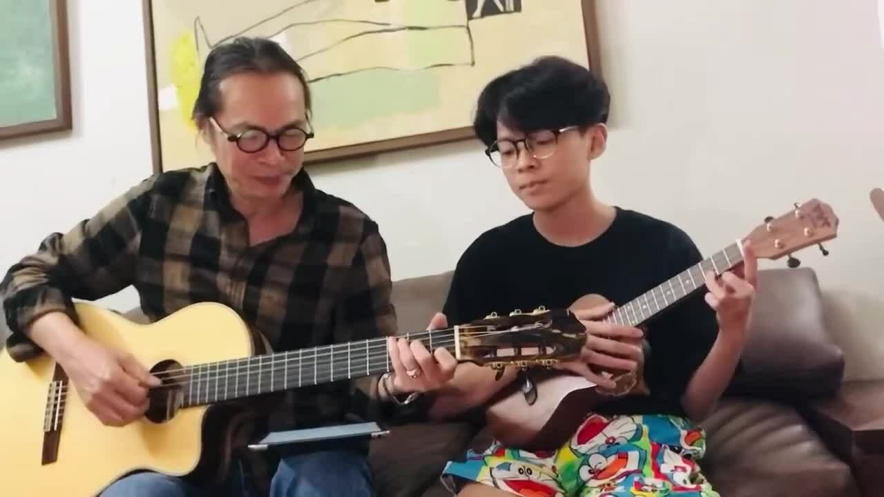 Trần Lực đàn guitar hát 