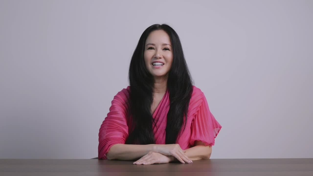 Hồng Nhung giới thiệu cuốn 'Chúng tôi đó - Phụ nữ kiên cường'
