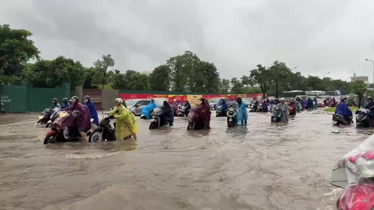 Ngập ở đường Lê Đức Thọ và nút giao Mai Dịch